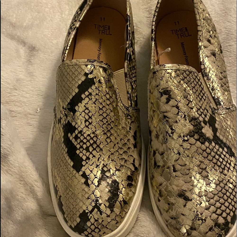 Fashion memory foam tennis shoes. Never worn.